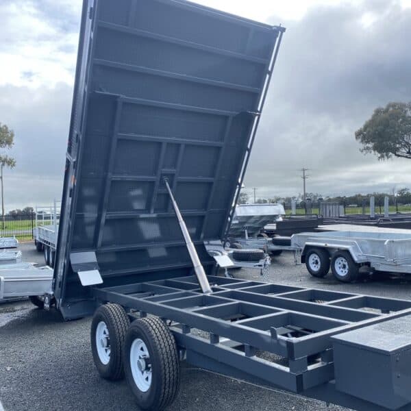 Tipper trailer with hydraulic lift mechanism.