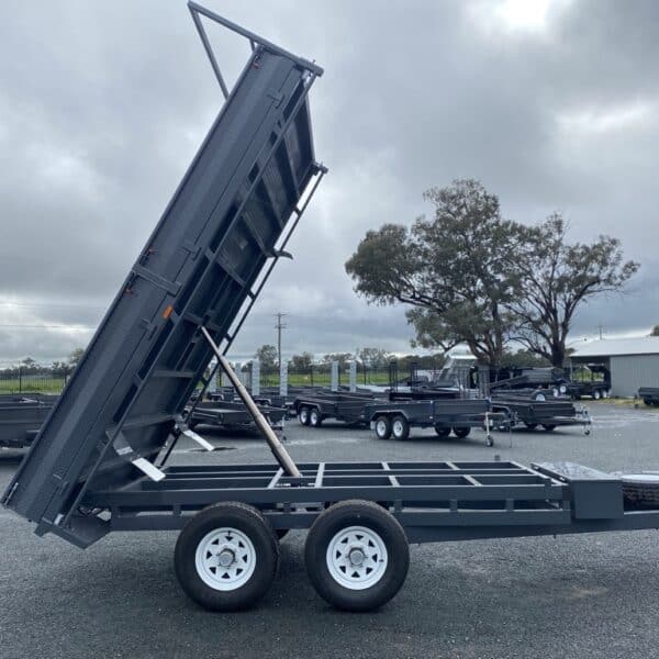 Hydraulic tipper trailer in a farmyard